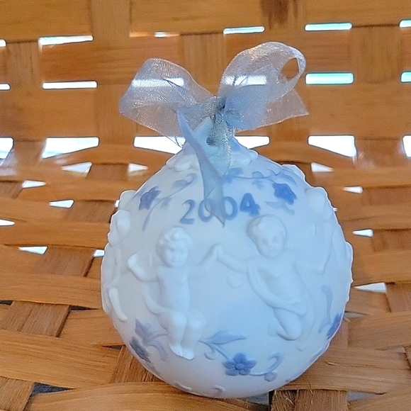 2004 LLADRO CHRISTMAS BALL - Picture 1 of 6